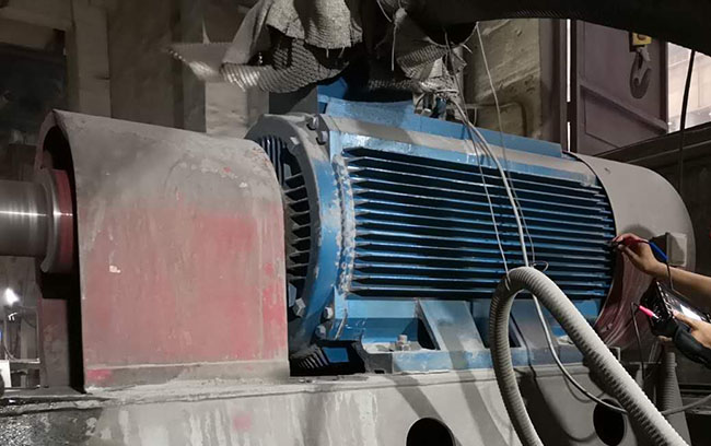 圖為西瑪電機(jī)售后人員高壓電機(jī)振動(dòng)測(cè)量現(xiàn)場(chǎng)照片 圖為西瑪電機(jī)售后人員高壓電機(jī)振動(dòng)測(cè)量現(xiàn)場(chǎng)照片